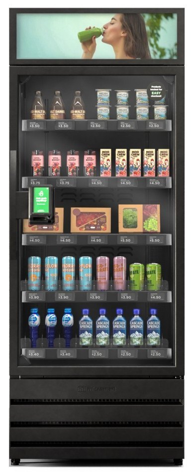 Une porte du marché vue de face : écran d'affichage en haut, écran tactile de paiement sur la porte, étiquettes de prix sur chaque tablette
